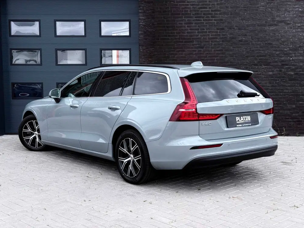 Volvo V60 2.0 B4 Core uit 2023, foto 2
