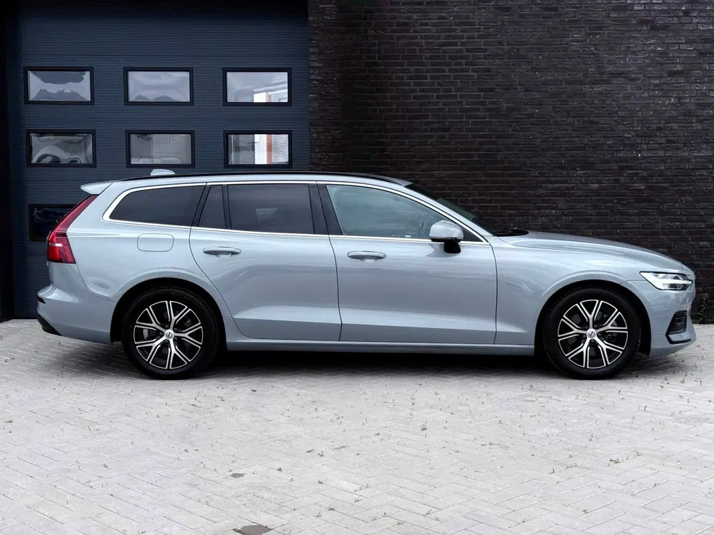 Volvo V60 2.0 B4 Core uit 2023, foto 3
