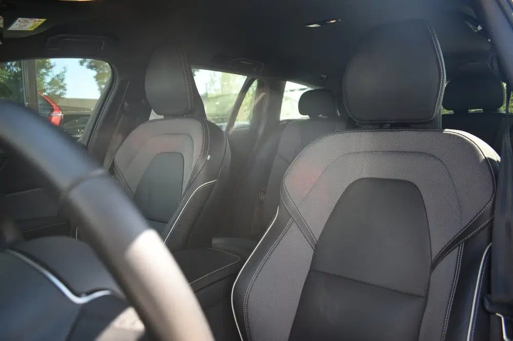 Volvo V60 T8 455pk AWD Plus Dark uit 2025, foto 14