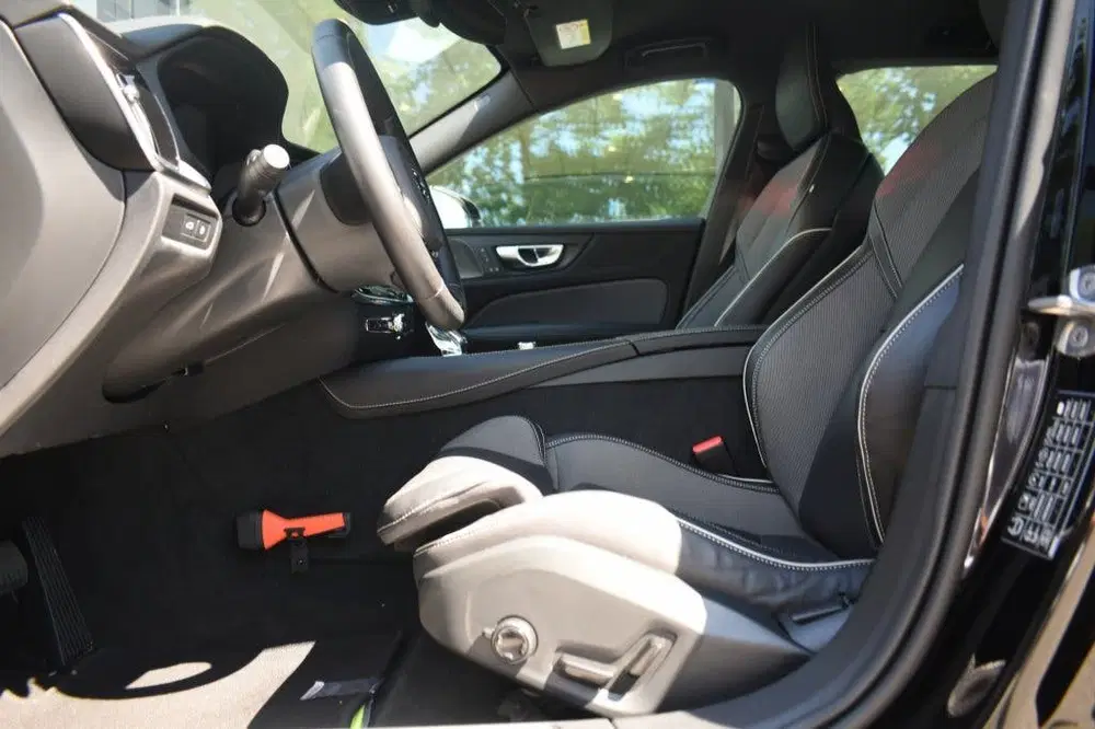 Volvo V60 T8 455pk AWD Plus Dark uit 2025, foto 15