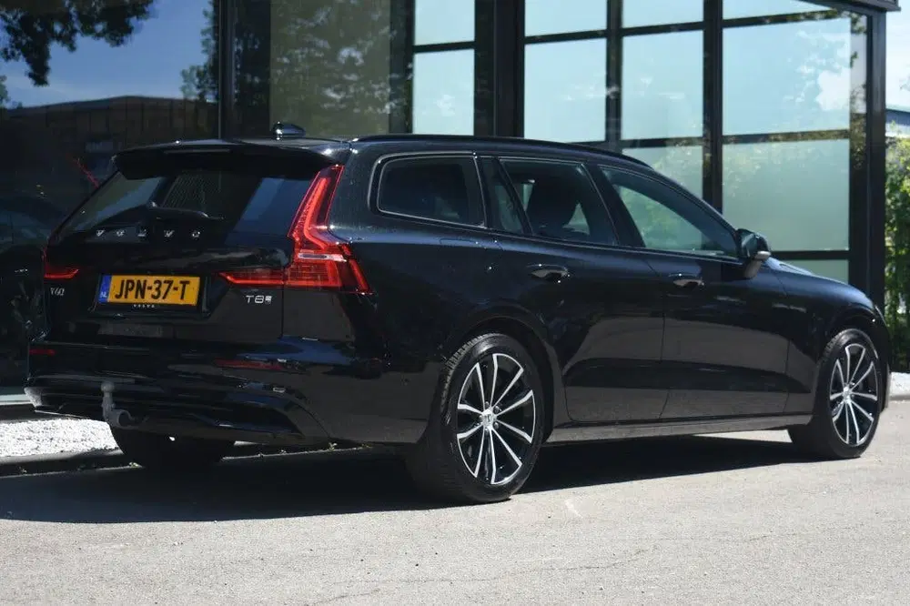 Volvo V60 T8 455pk AWD Plus Dark uit 2025, foto 2