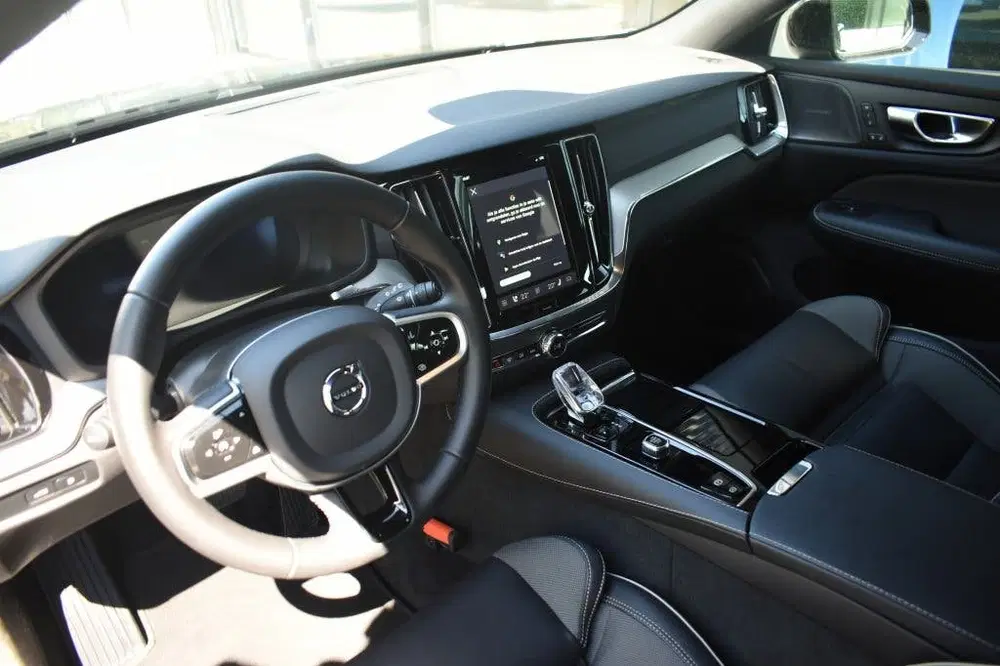 Volvo V60 T8 455pk AWD Plus Dark uit 2025, foto 3