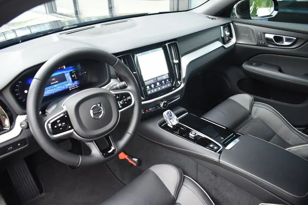 Volvo V60 T8 455Pk AWD Plus Dark uit 2025, foto 3