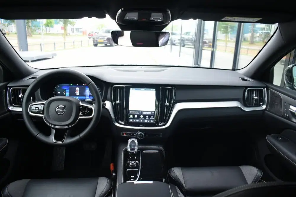 Volvo V60 T8 455Pk AWD Plus Dark uit 2025, foto 4