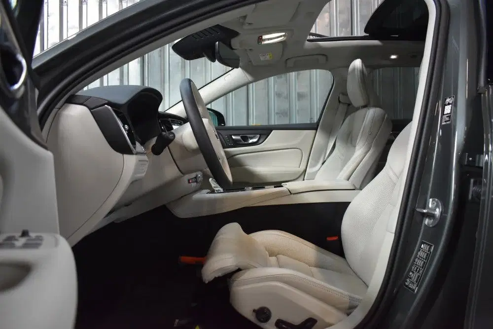 Volvo V60 T8 455PK AWD Ultra Dark uit 2025, foto 13