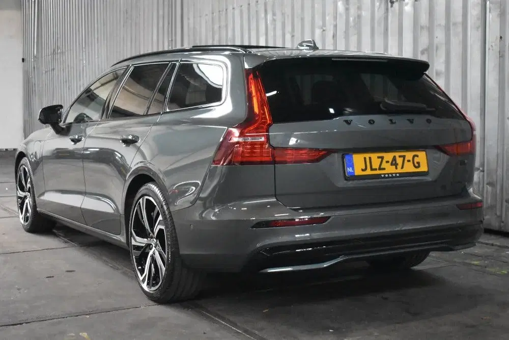 Volvo V60 T8 455PK AWD Ultra Dark uit 2025, foto 2