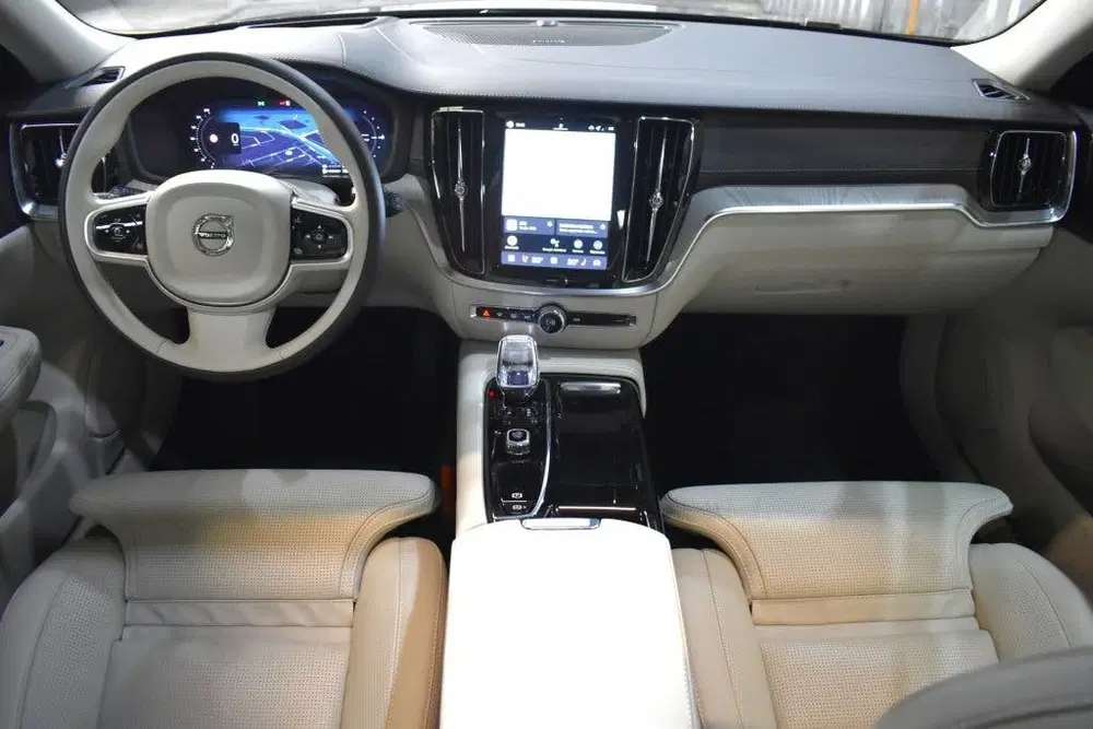 Volvo V60 T8 455PK AWD Ultra Dark uit 2025, foto 3