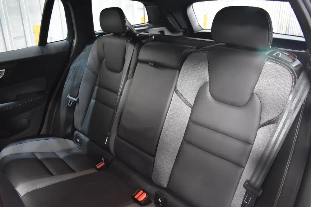 Volvo V60 T8 455PK AWD Plus Dark uit 2025, foto 14