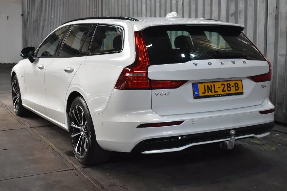 Volvo V60 T8 455PK AWD Plus Dark uit 2025, foto 2