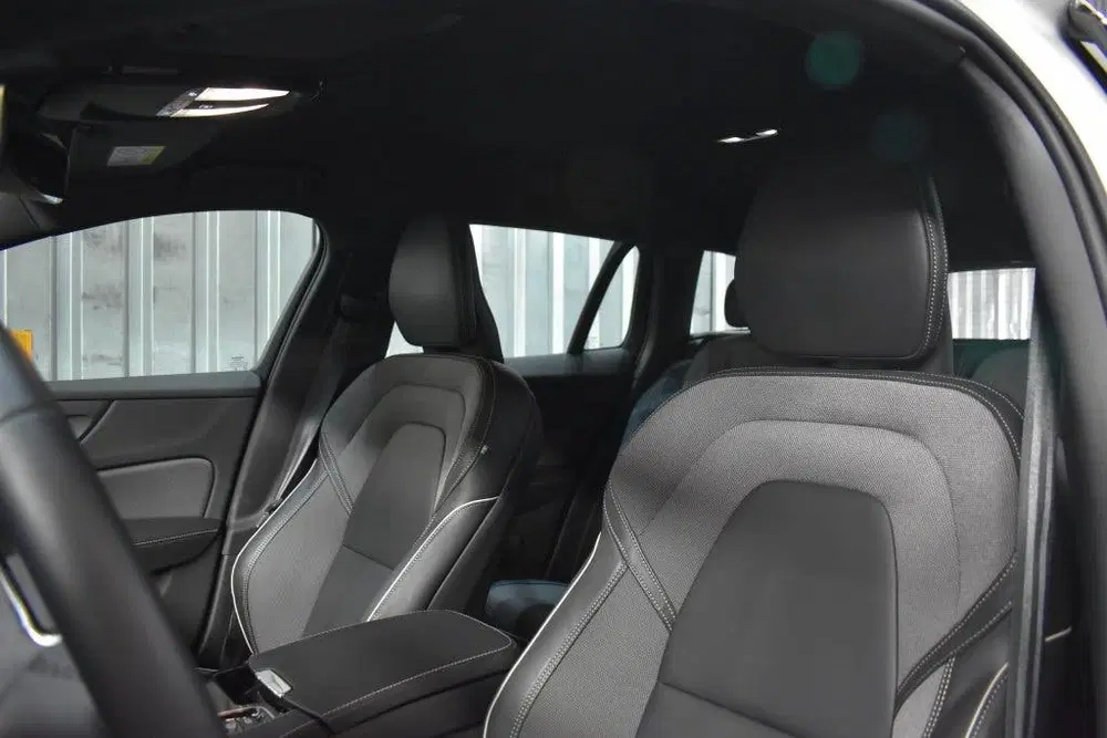 Volvo V60 T8 455PK AWD Plus Dark uit 2025, foto 4