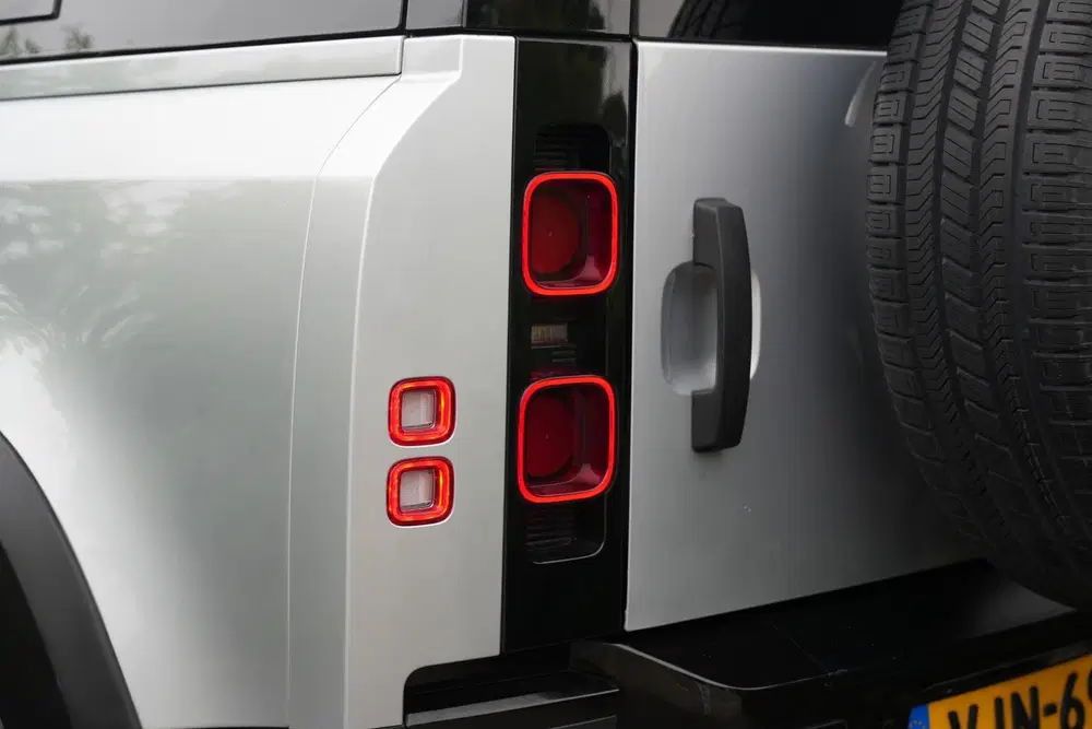 Land Rover Defender 2.0 D240 110 HSE Pano Grijs kenteken Per uit 2020, foto 10