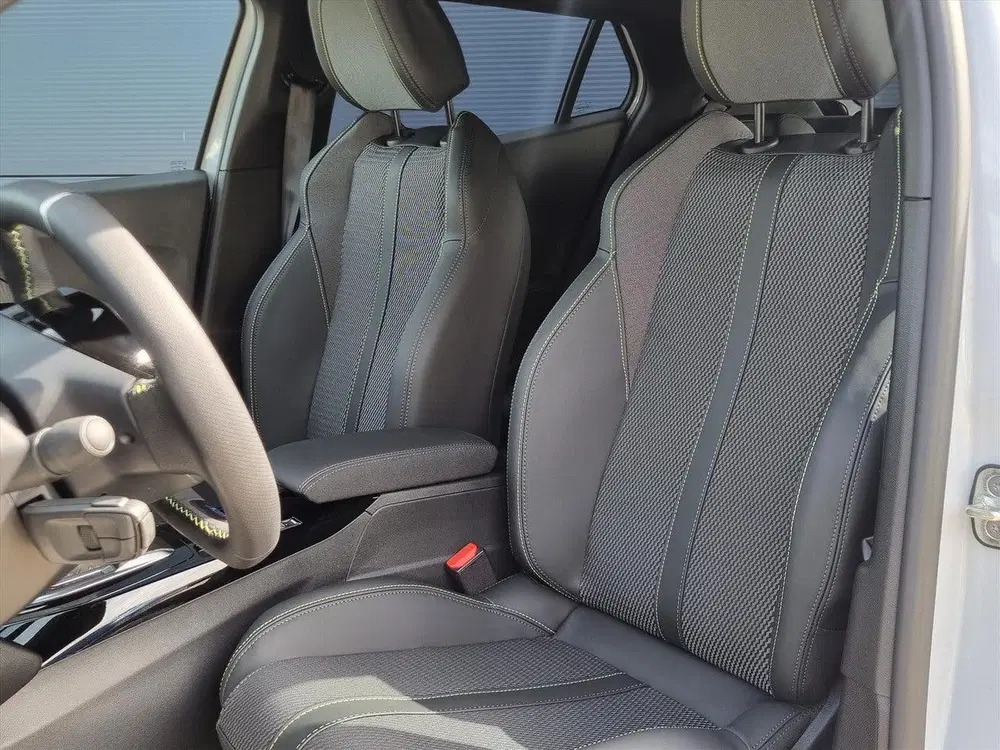 Peugeot 2008 1.2 Hybrid 145pk e-DCS6 GT VOORRAAD VOORDE uit 2026, foto 10