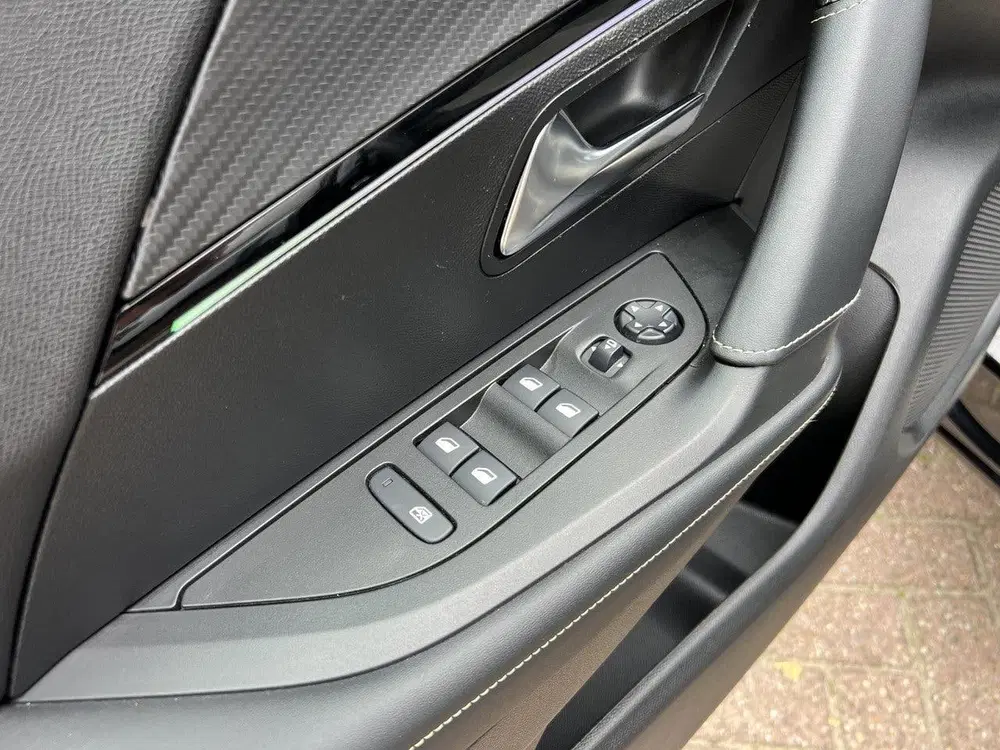 Peugeot 2008 EV GT Pack 50 kWh 136 pk Automaat uit 2021, foto 15