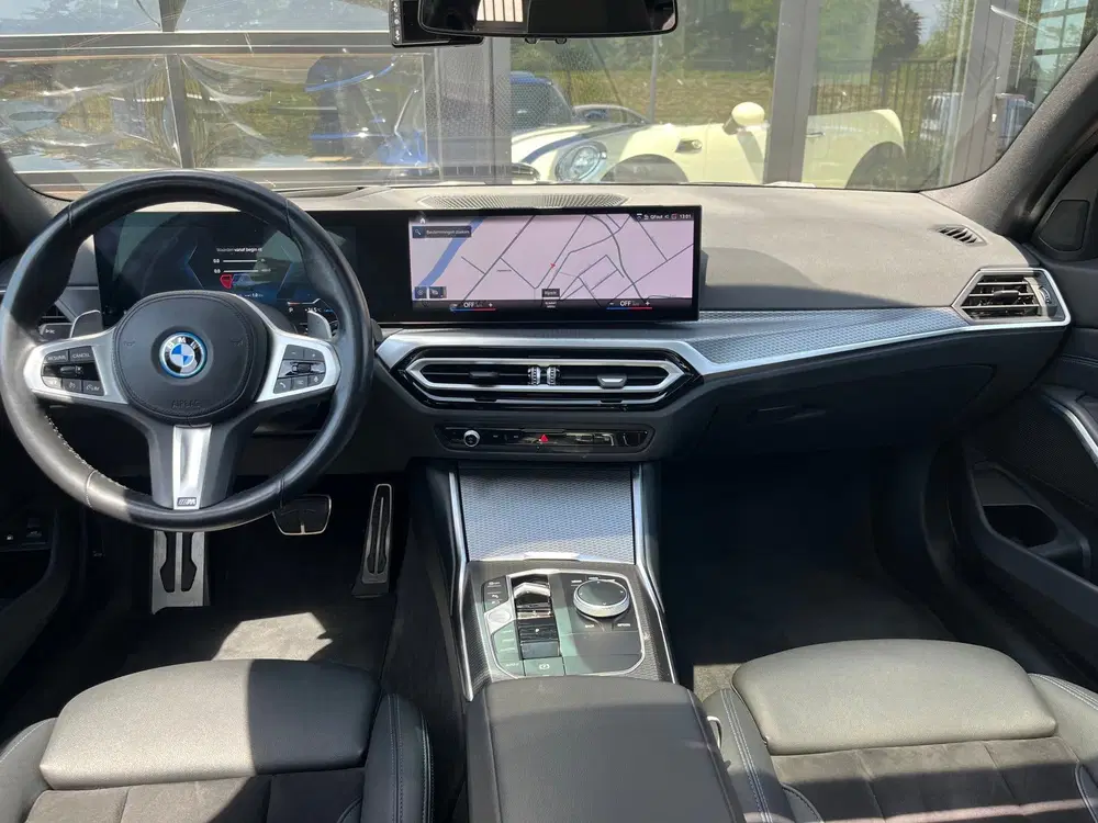 BMW 3-serie 330e xDrive uit 2022, foto 13