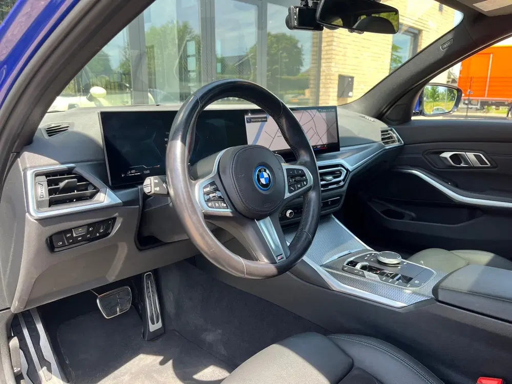 BMW 3-serie 330e xDrive uit 2022, foto 14