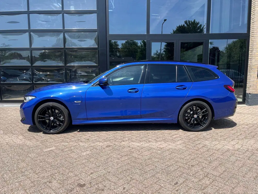 BMW 3-serie 330e xDrive uit 2022, foto 5
