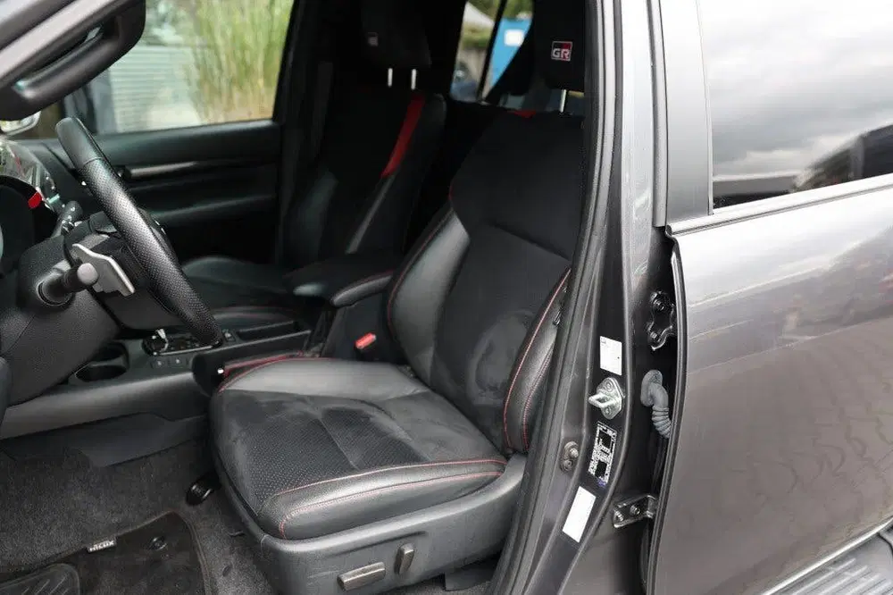 Toyota Hilux 2.8 D-4D DUBBEL CABIN GR SPORT A uit 2024, foto 8