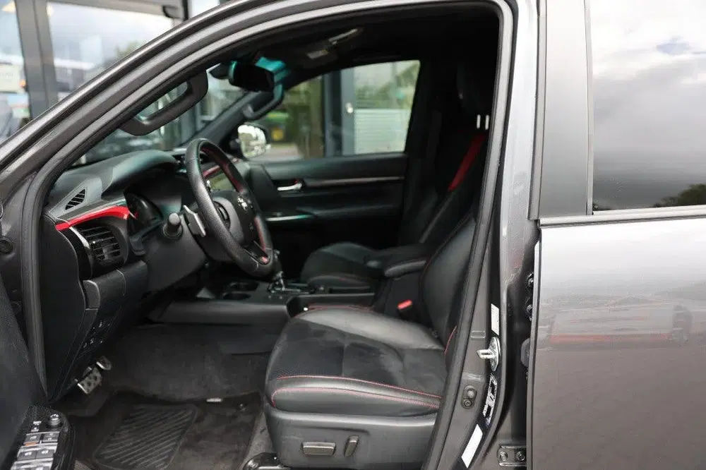 Toyota Hilux 2.8 D-4D DUBBEL CABIN GR SPORT A uit 2024, foto 9