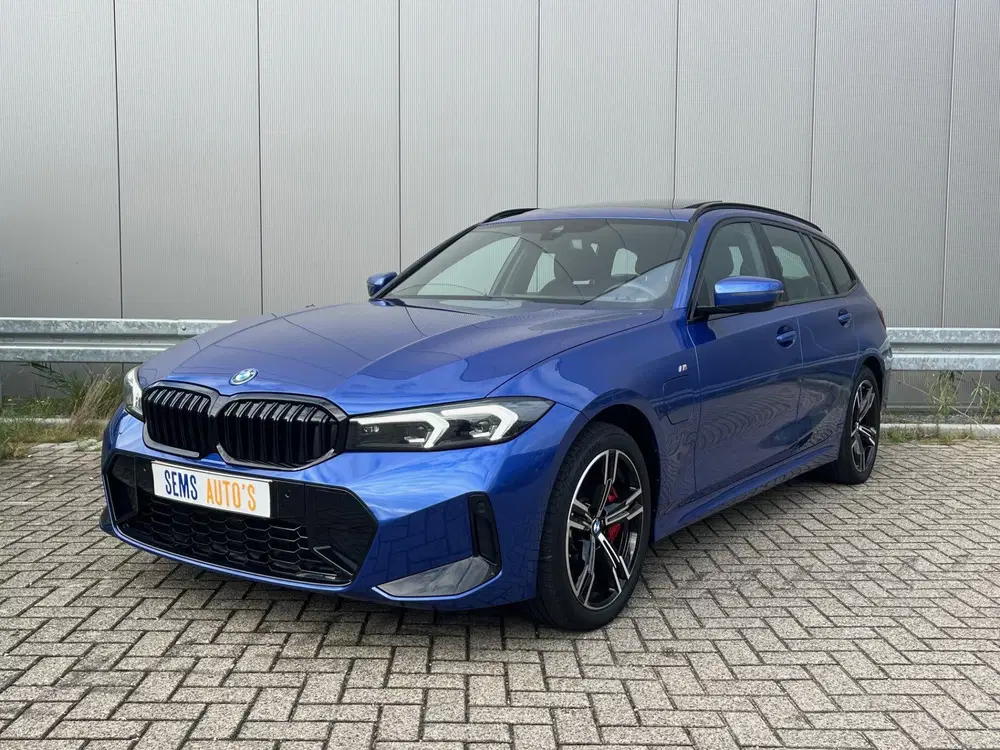 BMW 3-serie 3 Serie Touring 330e xDrive M-Sport Pano uit 2025