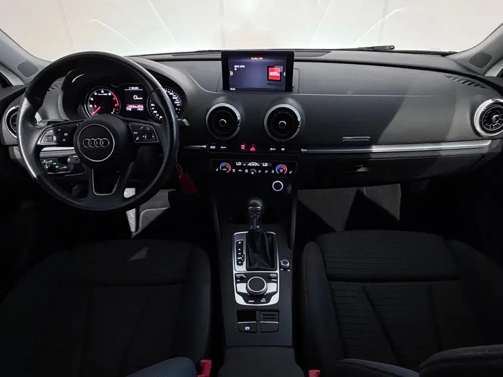 Audi A3 40 TFSI S-Tronic S-Line uit 2019, foto 2