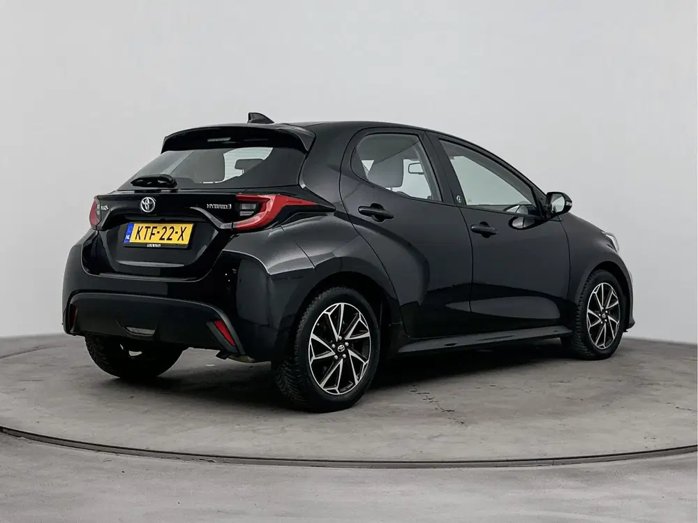 Toyota Yaris 1.5 Hybrid 115 First Edition uit 2023, foto 2
