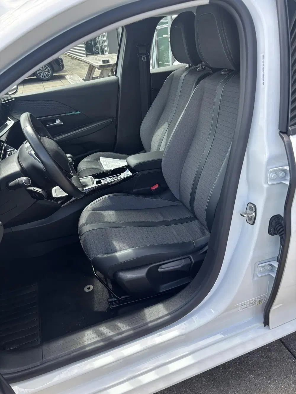 Peugeot 208 1.2 PureTech Allure 100 PK uit 2020, foto 9