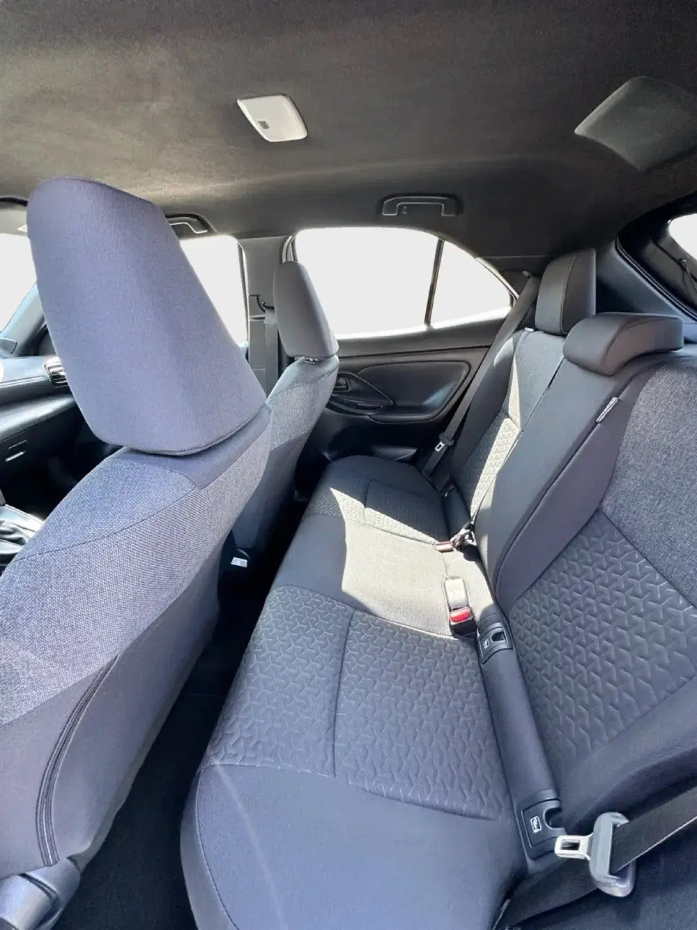 Toyota Yaris Cross 1.5 Hybrid Trend Bi-Tone Adventure Achter uit 2023, foto 11