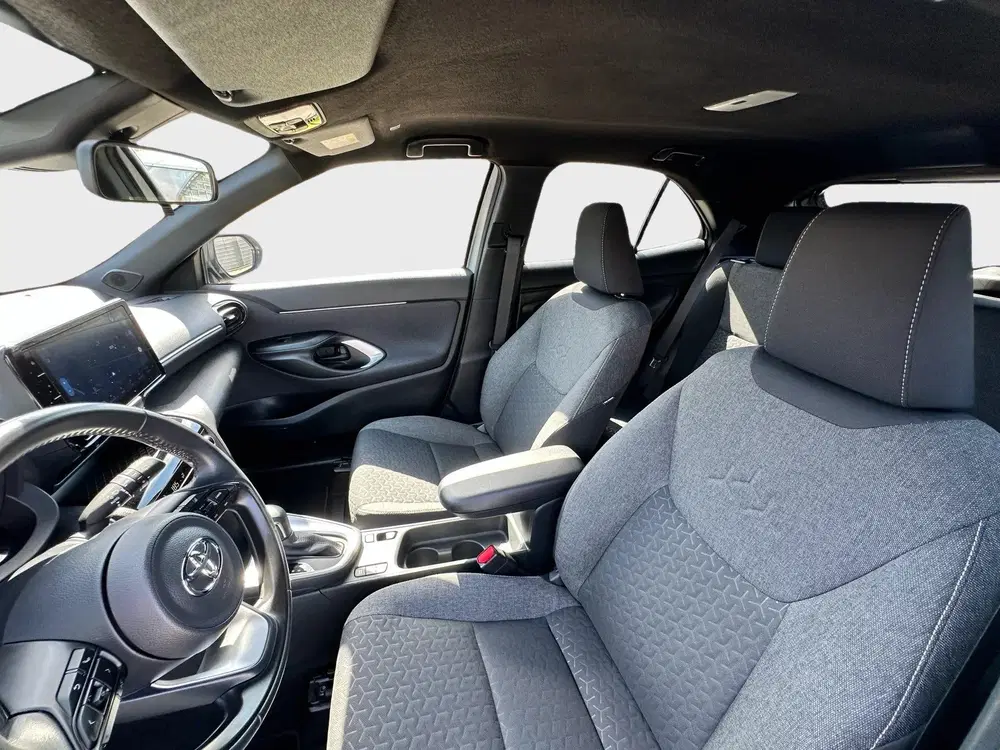 Toyota Yaris Cross 1.5 Hybrid Trend Bi-Tone Adventure Achter uit 2023, foto 12