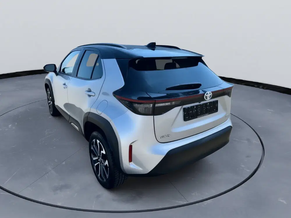 Toyota Yaris Cross 1.5 Hybrid Trend Bi-Tone Adventure Achter uit 2023, foto 5