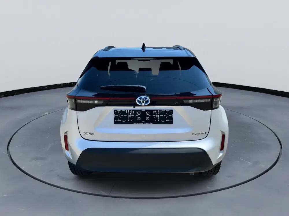 Toyota Yaris Cross 1.5 Hybrid Trend Bi-Tone Adventure Achter uit 2023, foto 6