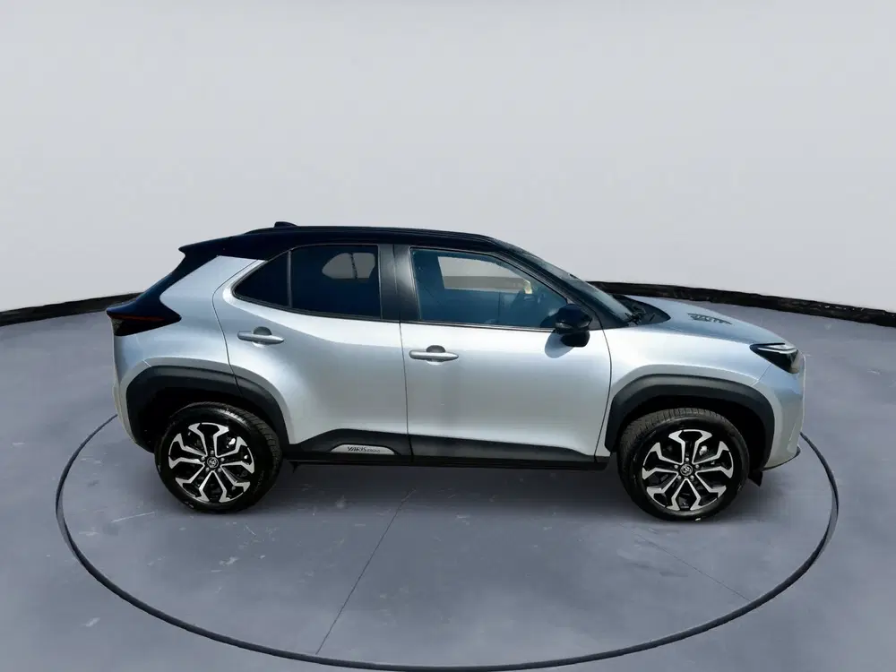 Toyota Yaris Cross 1.5 Hybrid Trend Bi-Tone Adventure Achter uit 2023, foto 8