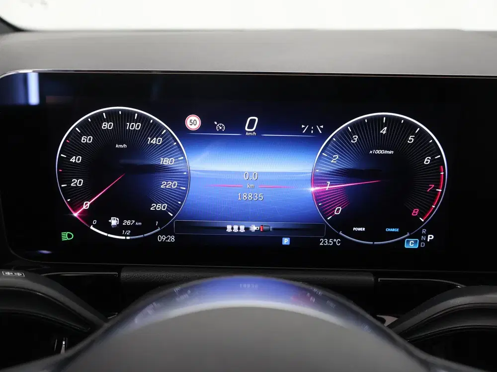 Mercedes-Benz GLA 180 Luxury Line uit 2024, foto 12