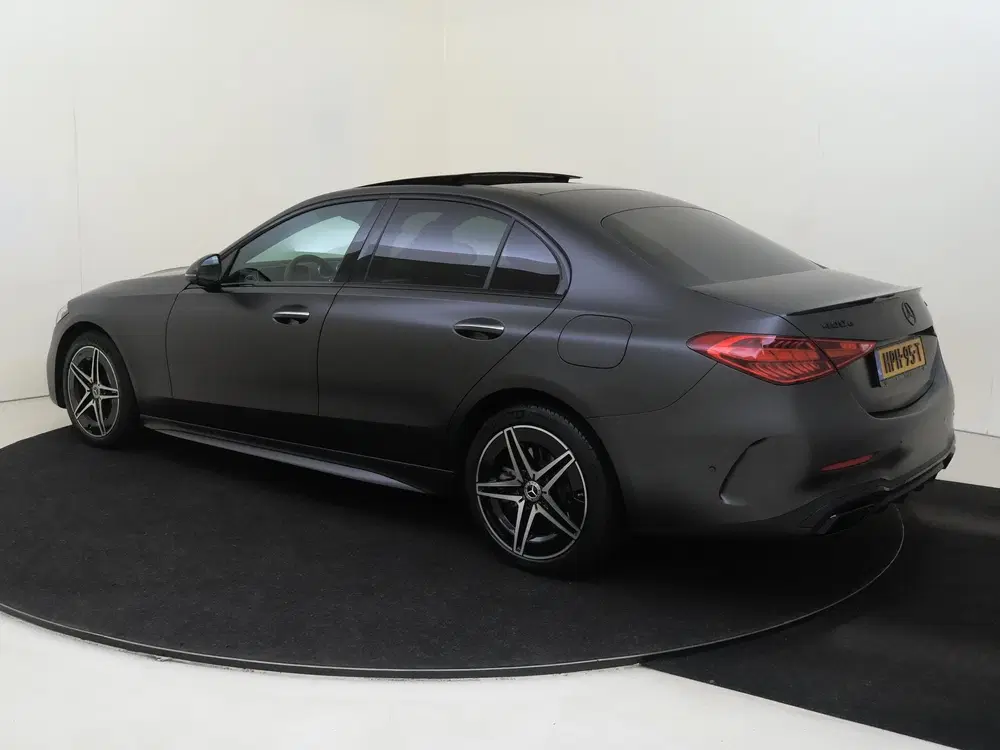 Mercedes-Benz C-Klasse 400 e 4MATIC AMG Line uit 2024, foto 3