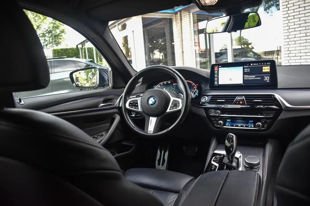 BMW 5-serie 530e Aut. M-Sport Pano HUD Laser Comf Ze uit 2023, foto 11