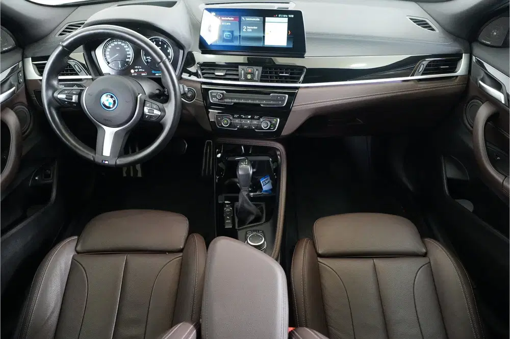 BMW X2 xDrive25e PHEV 220 pk uit 2023, foto 2