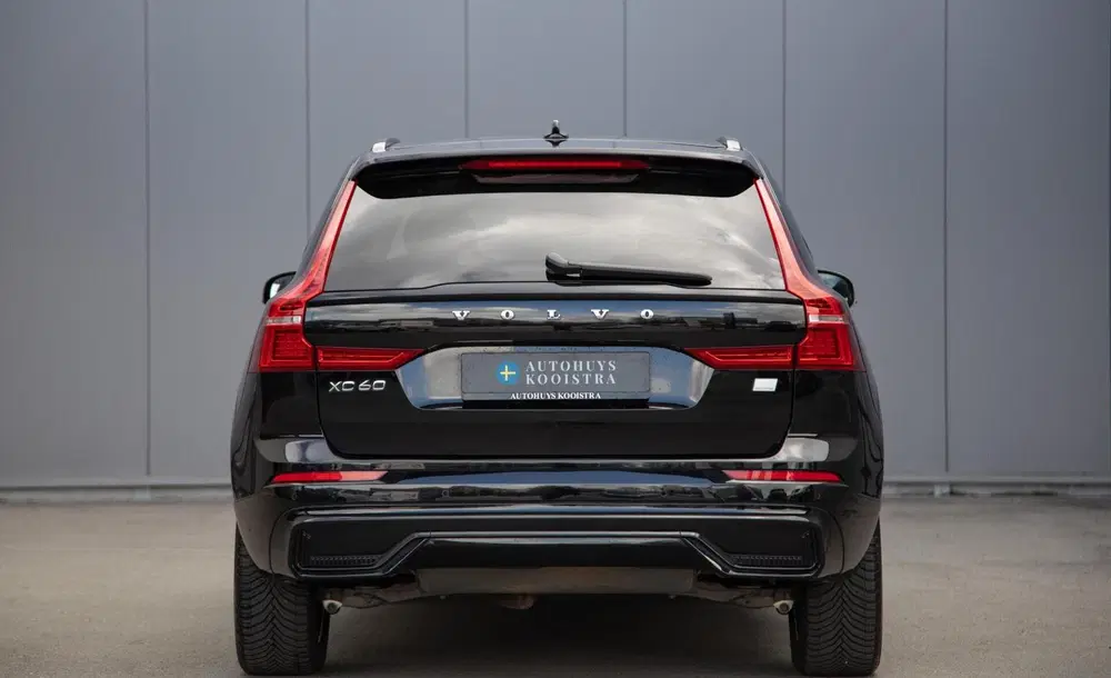 Volvo XC60 2.0 T6 Plug-in hybrid AWD Plus Dark Panora uit 2023, foto 5