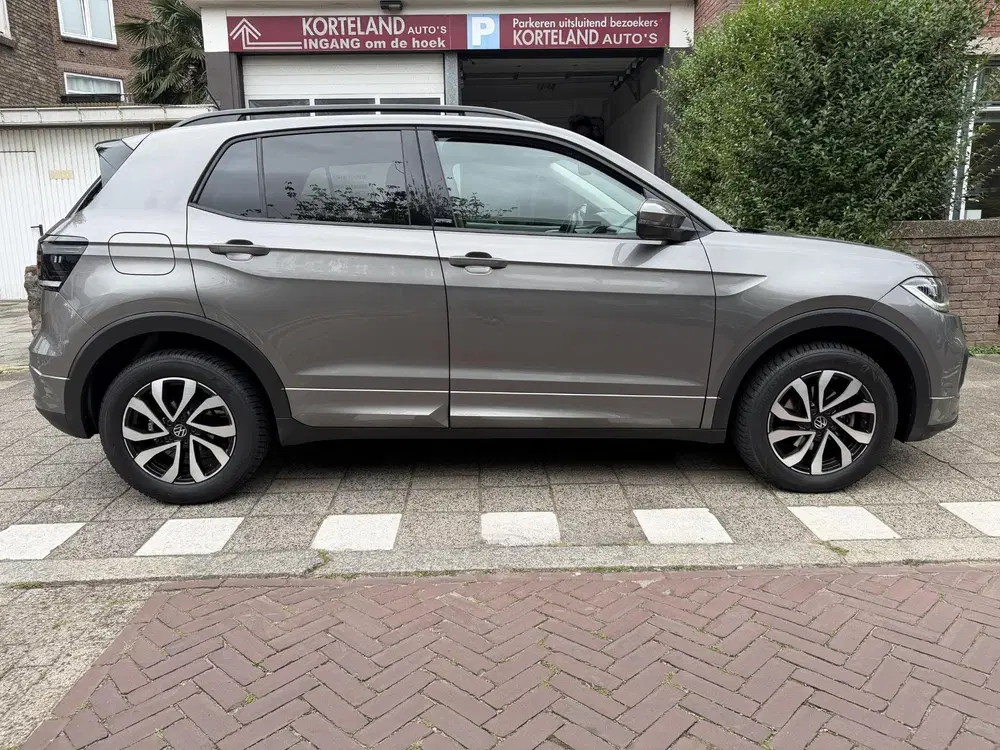 Volkswagen T-Cross 1.0 TSI R-Line uit 2022, foto 2