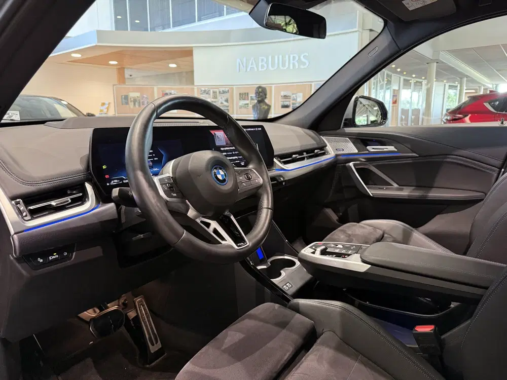 BMW X1 xDrive30e M sport Individual Frozen Grey uit 2023, foto 2