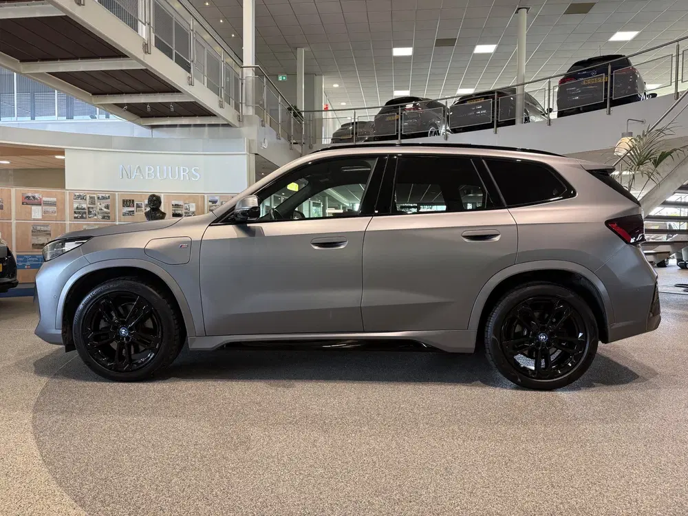 BMW X1 xDrive30e M sport Individual Frozen Grey uit 2023, foto 3