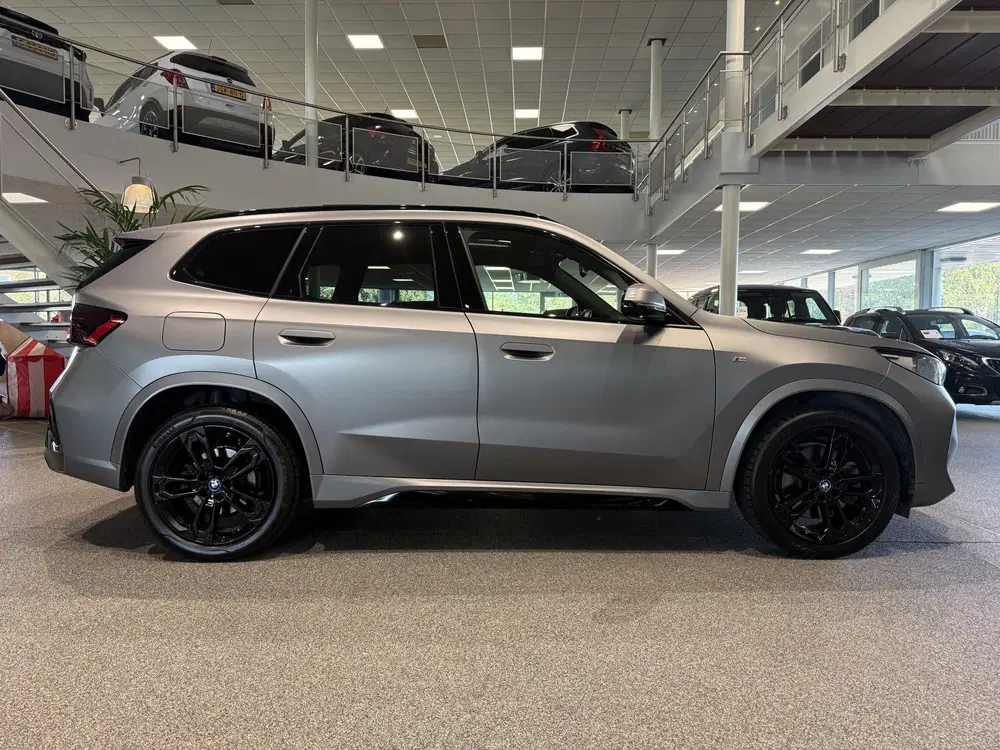 BMW X1 xDrive30e M sport Individual Frozen Grey uit 2023, foto 4