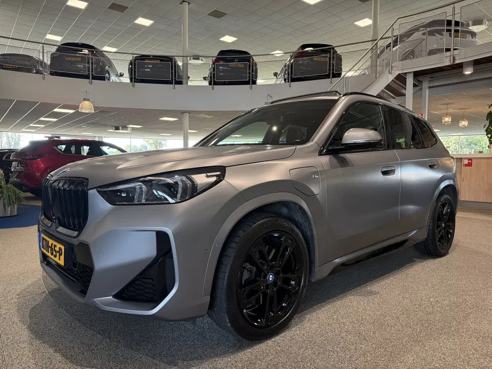 BMW X1 xDrive30e M sport Individual Frozen Grey uit 2023, foto 5
