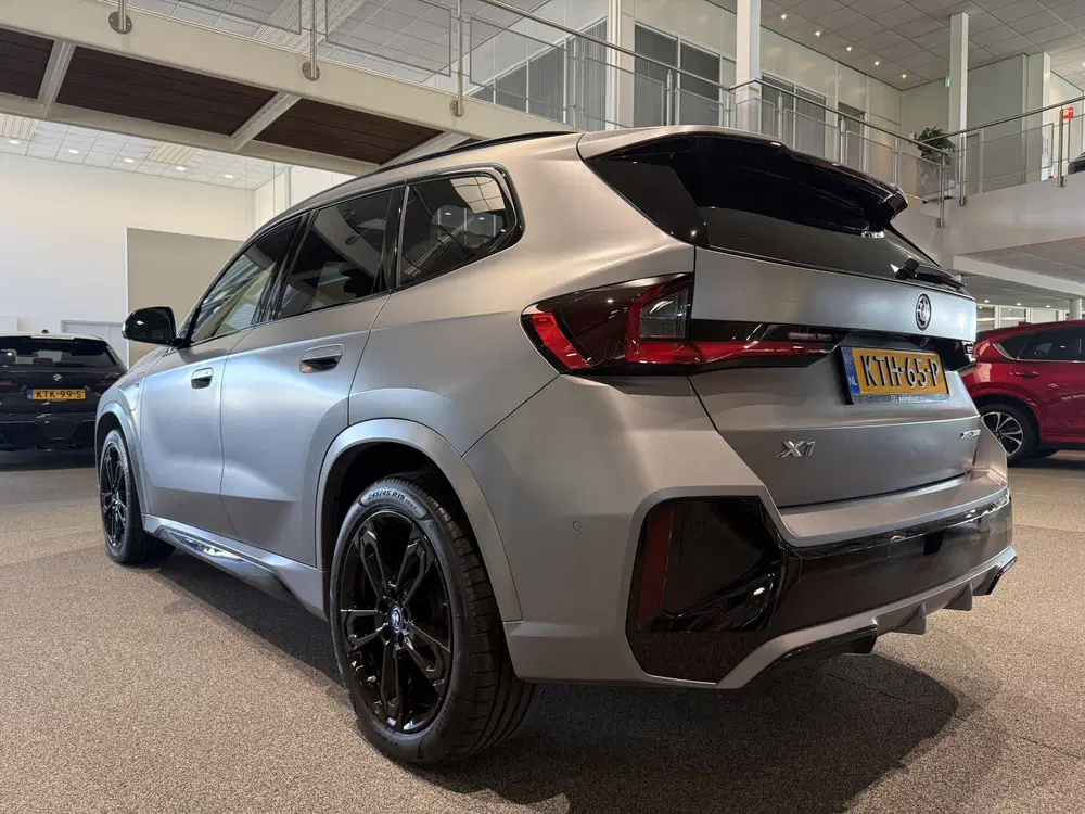 BMW X1 xDrive30e M sport Individual Frozen Grey uit 2023, foto 7