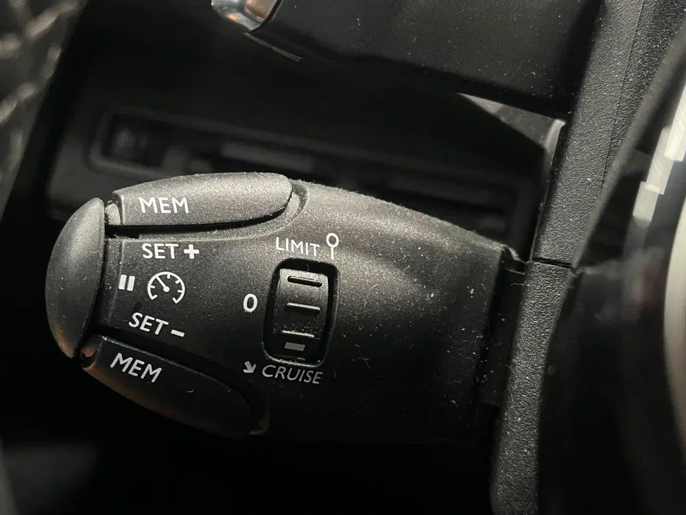 Peugeot 3008 1.2 PureTech Active Business Navigatie App uit 2019, foto 11