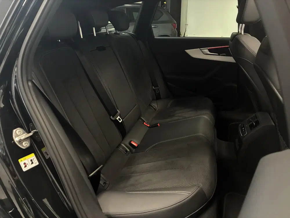 Audi A4 35 TFSI S edition Competition uit 2023, foto 13