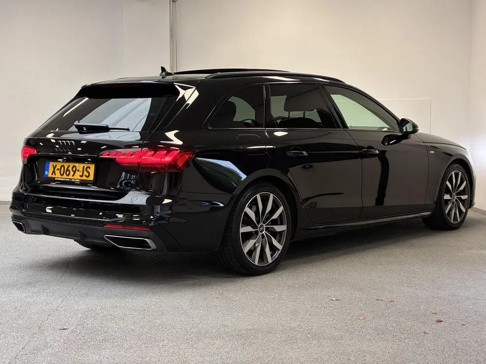 Audi A4 35 TFSI S edition Competition uit 2023, foto 2