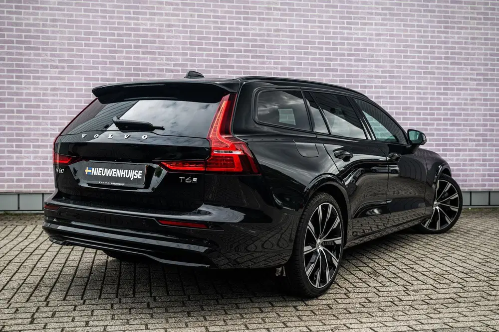 Volvo V60 2.0 T6 Plug-in hybrid AWD Ultra Dark uit 2026, foto 2