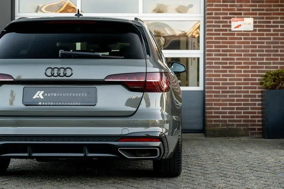 Audi A4 40 TFSI S line uit 2022, foto 2