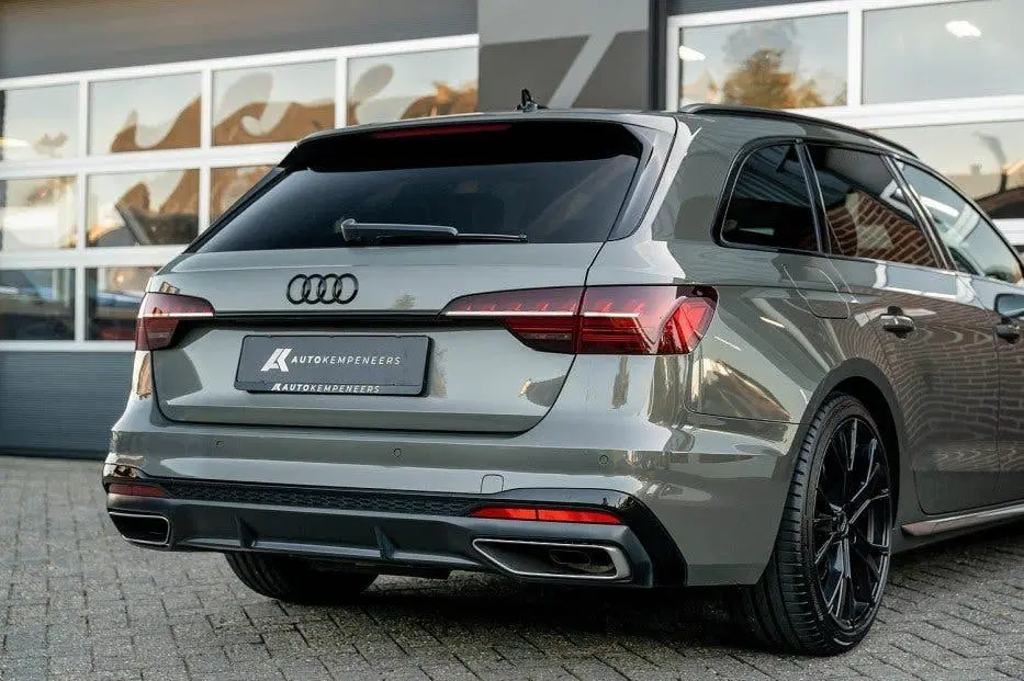 Audi A4 40 TFSI S line uit 2022, foto 3
