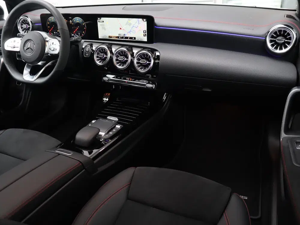 Mercedes-Benz CLA 200 AMG Line l Panoramadak l Stoelv uit 2023, foto 3