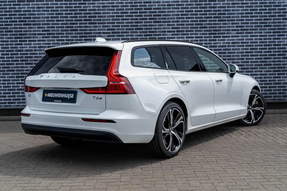 Volvo V60 T6 Plug-in hybrid AWD Essential uit 2026, foto 15